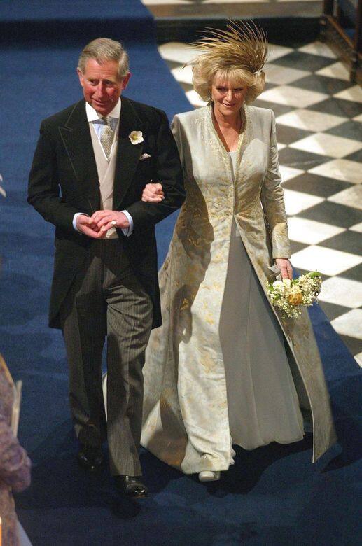 查爾斯王子的第二任妻子Camilla Parker Bowles選擇了來自Robinson Valentine品牌的婚紗，在純白的