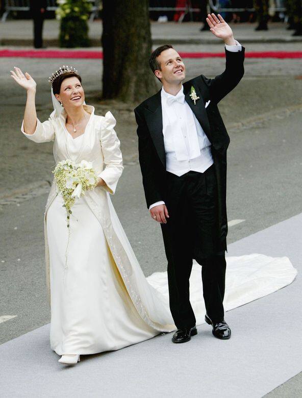 挪威公主Princess Martha-Louise在與Ari Behn of Norway的婚禮上，穿上了由本地設計師Wenche Lyche設計