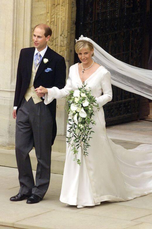 英女王最小兒子Prince Edward與Sophie Rhys Jones在1999年結婚，王妃的貼身V領白色婚紗看