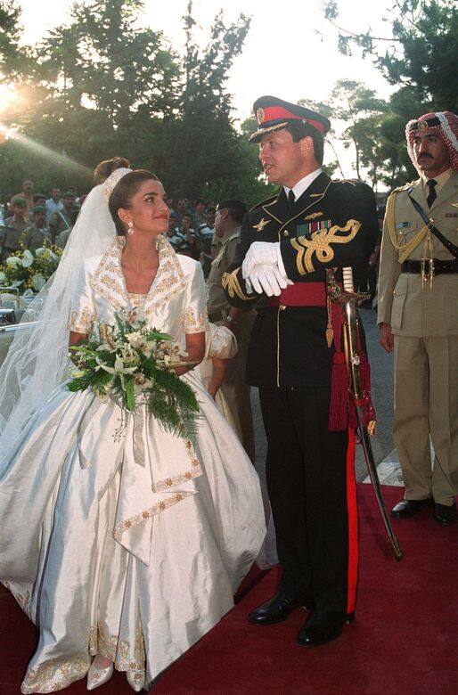 約旦拉妮亞皇后Queen Rania在與Prince Abdullah的皇室婚禮中，穿上Elie Saab訂造短袖婚紗，婚