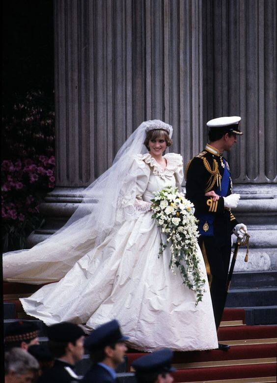 戴安娜王妃的婚紗可謂是皇室婚禮中的經典。好的婚紗由設計團隊 David Emanuel 戴安娜王妃的婚紗可謂是皇室婚禮中的經典。好的婚紗由設計團隊 David Emanuel