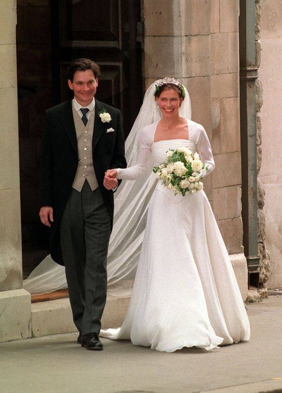 英國王室Lady Sarah Chatto在結婚時穿上的是Jasper Conran設計的婚紗，緊身胸衣令上半身