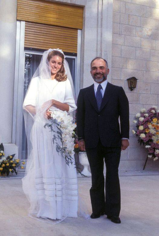 約旦皇后Queen Noor在1978年嫁給約旦國王King Hussain時，穿著Christian Dior的4層婚紗，展現了