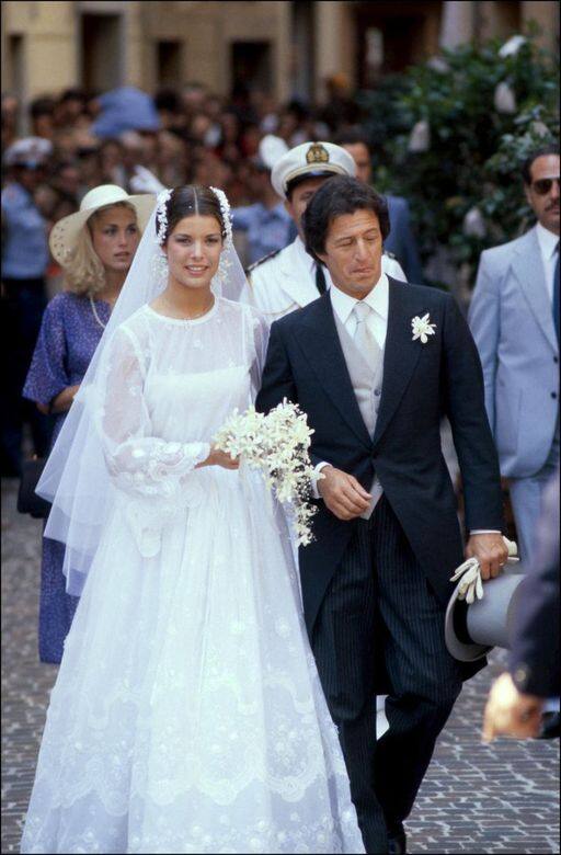 摩納哥嘉露蓮公主Princess Caroline of Monaco在1978年與Phillipe Junot結婚，下半身採用了澎裙設計