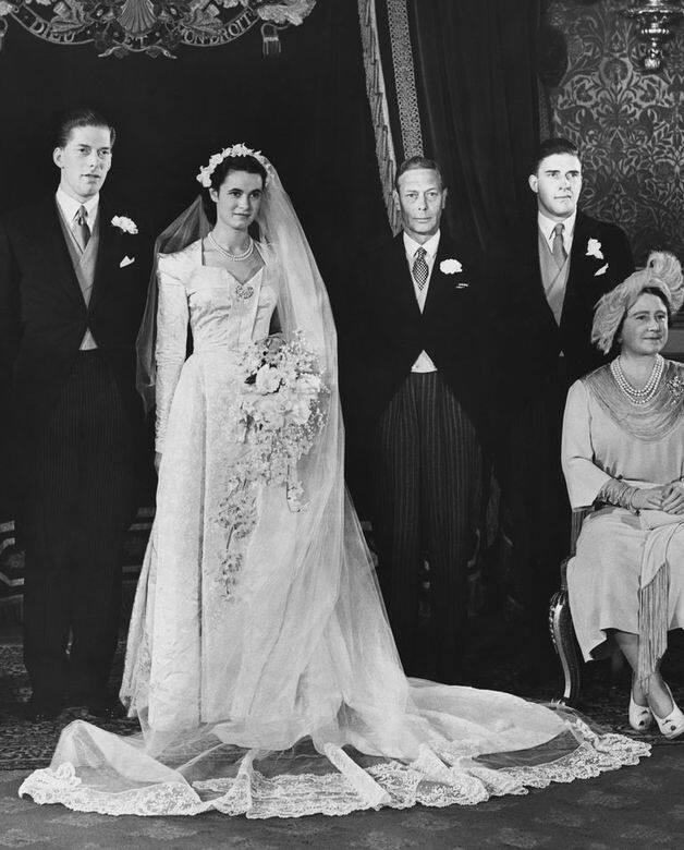 英國哈伍德伯爵夫人The Countess of Harewood的心型領口婚紗十分婚經典,婚紗用較為 英國哈伍德伯爵夫人The Countess of Harewood的心型領口婚紗十分婚經典,婚紗用較為