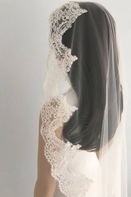最浪漫的莫過於喱士款式了，配搭波希米亞風婚紗更唯美優雅。