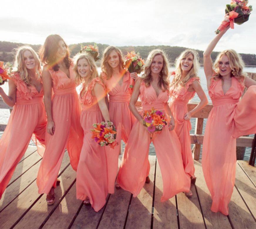 鮮艷的珊瑚色連身褲裝，配合熱情洋溢的海邊婚禮。Photo: Pure Wow