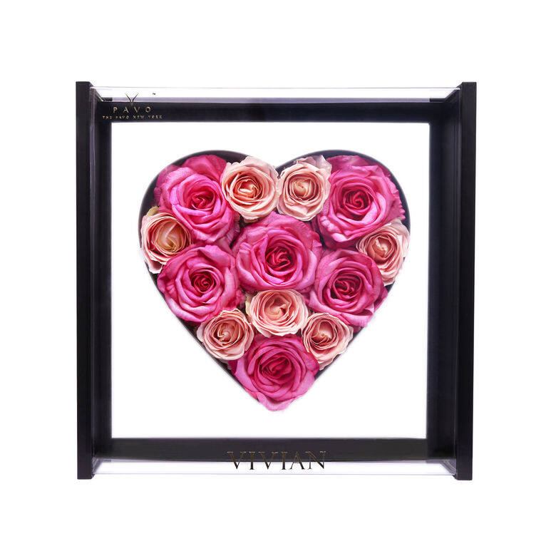 今年情人節推出的透明心形玫瑰花禮盒，以不同顏色的麥當娜玫瑰及伊