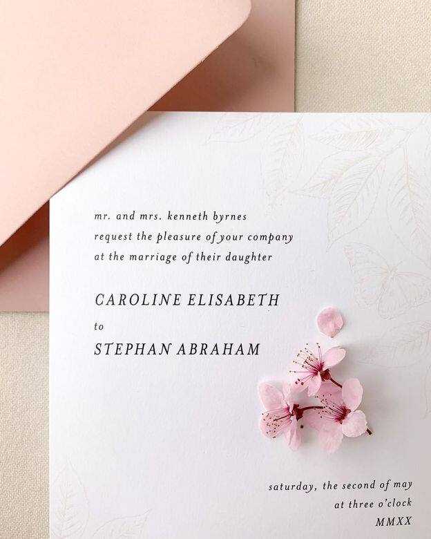 如果在非教堂的地方舉行的結婚儀式,可以在請帖上寫「request the pleasure of your company」。 如果在非教堂的地方舉行的結婚儀式,可以在請帖上寫「request the pleasure of your company」。