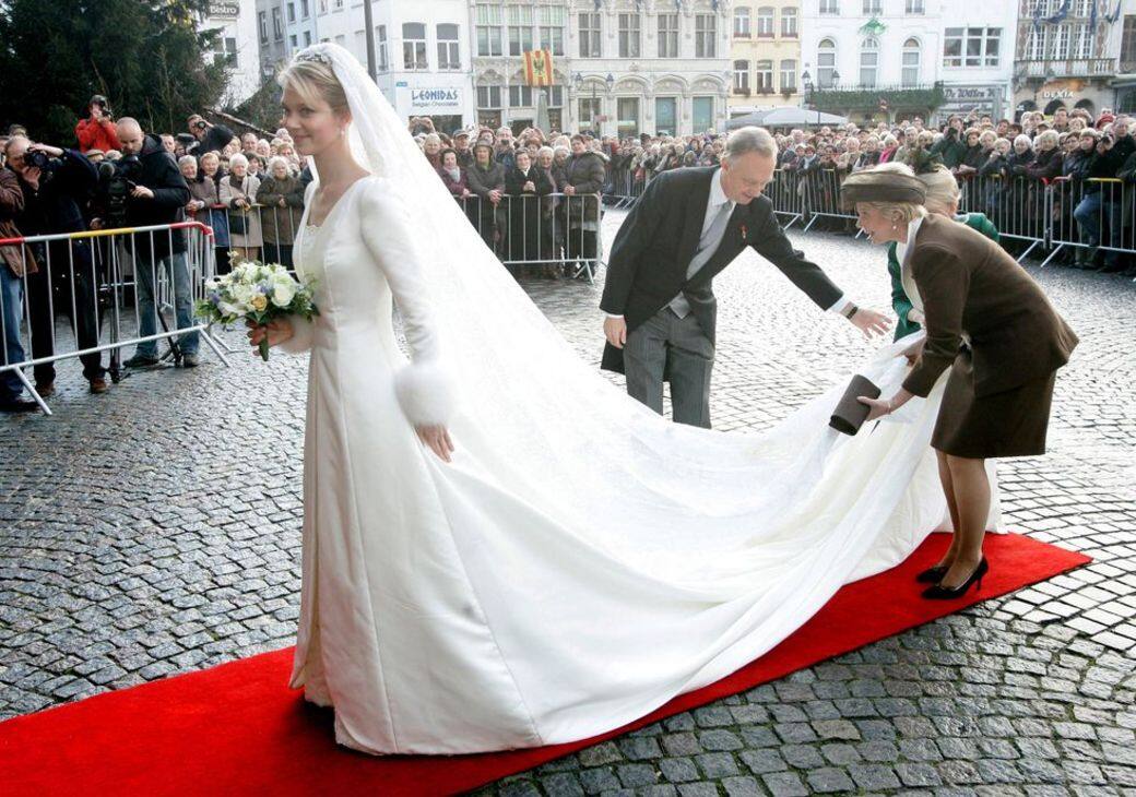 奧地利大公夫人Archduchess Marie-Christine在天氣寒冷的12月舉辦婚禮，故選擇了長袖婚紗
