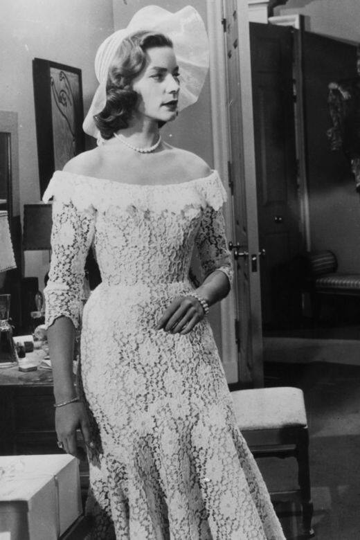 Lauren Bacall身穿服裝設計師William Travilla的露肩蕾絲婚紗。