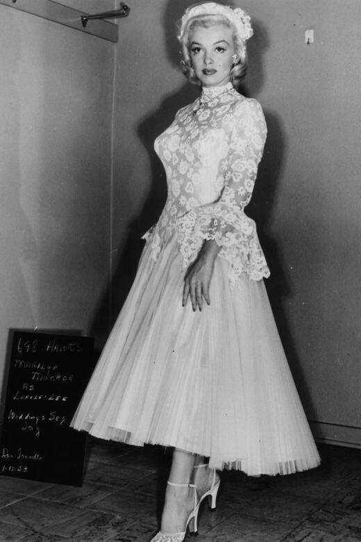 瑪麗蓮·夢露（Marilyn Monroe）身穿的華爾茲長婚紗，配蕾絲緊身胸衣和百褶裙，同樣來