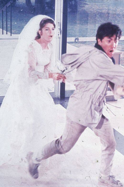 Katharine Ross的婚紗由服裝設計師Patricia Zipprodt設計，並採用了透明袖子。