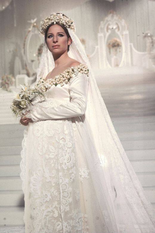 Barbra Streisand身穿長袖真絲婚紗，搭配蕾絲裙和服裝設計師Irene Sharaff搭配的面紗。