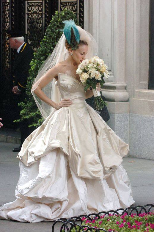 Sarah Jessica Parker的婚紗採用兩色調和多層設計，出自Vivienne Westwood。