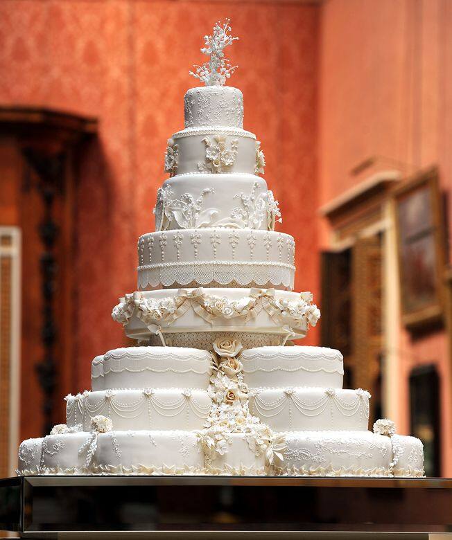 威廉王子及凱特的結婚蛋糕由Fiona Cairns製作,蛋糕是多層的傳統水果蛋糕,採 威廉王子及凱特的結婚蛋糕由Fiona Cairns製作,蛋糕是多層的傳統水果蛋糕,採