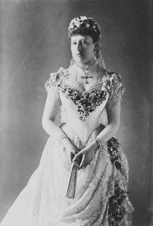 維多利亞女王在1840年4月10日與阿爾伯特親王的婚禮上沒有佩戴皇冠