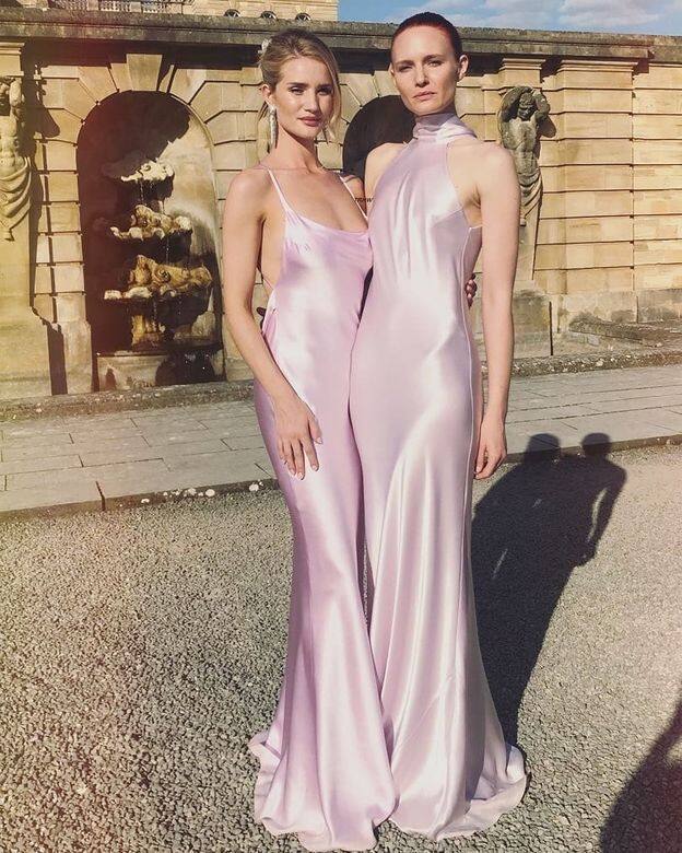 Rosie Huntington-Whiteley的超模閨蜜 Kimi Hammerstroem 嫁入皇室的那天,伴娘們穿了同顏色卻不同款式 Rosie Huntington-Whiteley的超模閨蜜 Kimi Hammerstroem 嫁入皇室的那天,伴娘們穿了同顏色卻不同款式