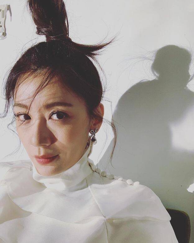 她回答:「我覺得一個女人最美的特質,就好像是月亮一樣。很溫柔的力量,母 她回答:「我覺得一個女人最美的特質,就好像是月亮一樣。很溫柔的力量,母