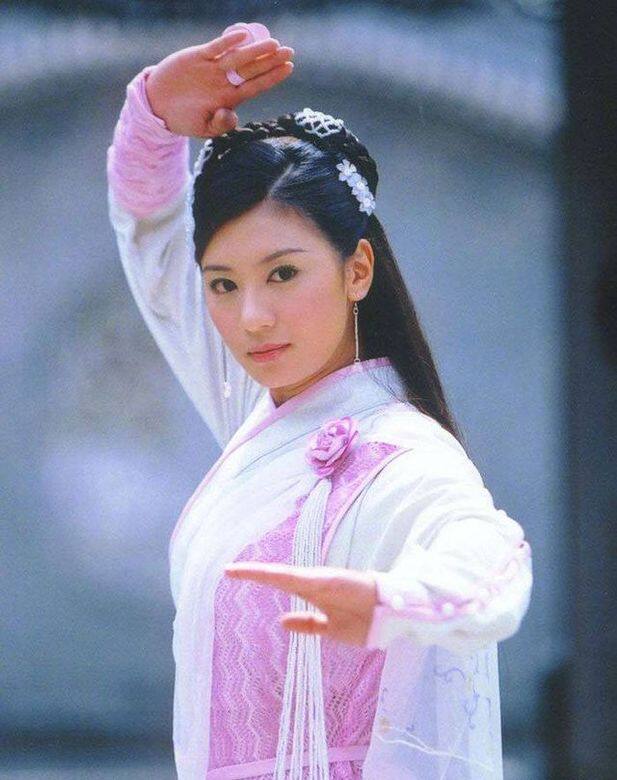 趙敏為了愛,可以和全世界為敵,可以隱居江湖和他廝守。這一點,賈靜雯有 趙敏為了愛,可以和全世界為敵,可以隱居江湖和他廝守。這一點,賈靜雯有