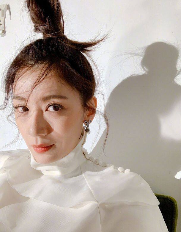 在那之後的風風雨雨,不堪回首卻記憶猶新。家暴、婚變,更因16歲就成為演 在那之後的風風雨雨,不堪回首卻記憶猶新。家暴、婚變,更因16歲就成為演