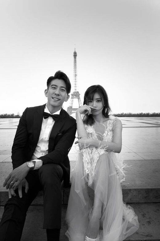 賈靜雯和修杰楷在社交媒體貼出巴黎婚紗照