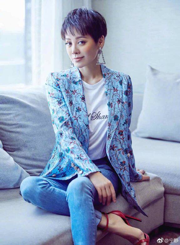 名叫「寧靜」的女子並不安靜,在工作上⼀開始就闖出名氣,在感情生活中,她更 名叫「寧靜」的女子並不安靜,在工作上⼀開始就闖出名氣,在感情生活中,她更