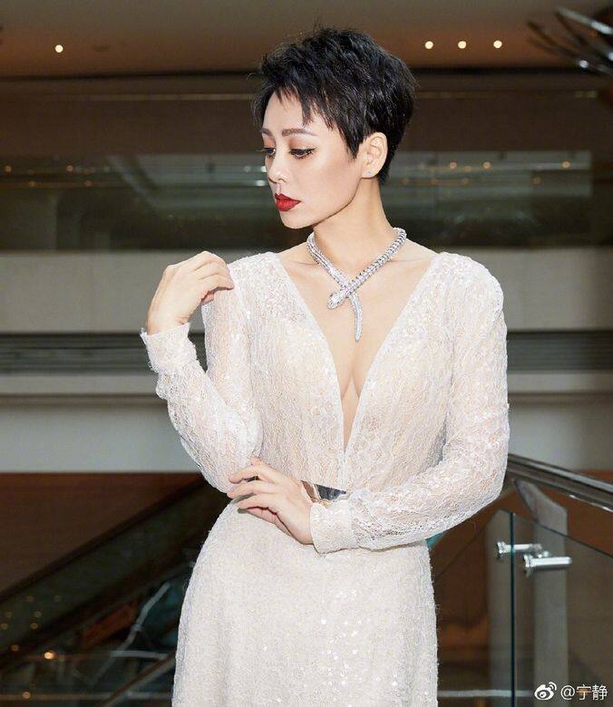 就是在《陽光燦爛的日子》令寧靜紅起來的一年後,她在新作 《紅河谷》的片場 就是在《陽光燦爛的日子》令寧靜紅起來的一年後,她在新作 《紅河谷》的片場