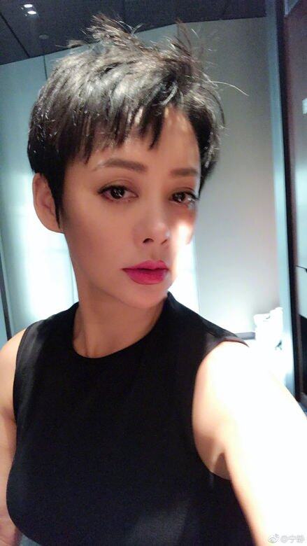 有傳聞指,當年寧靜的前男友和⼀名外籍女子成婚,她⼀氣之下 也找來⼀個洋漢 有傳聞指,當年寧靜的前男友和⼀名外籍女子成婚,她⼀氣之下 也找來⼀個洋漢