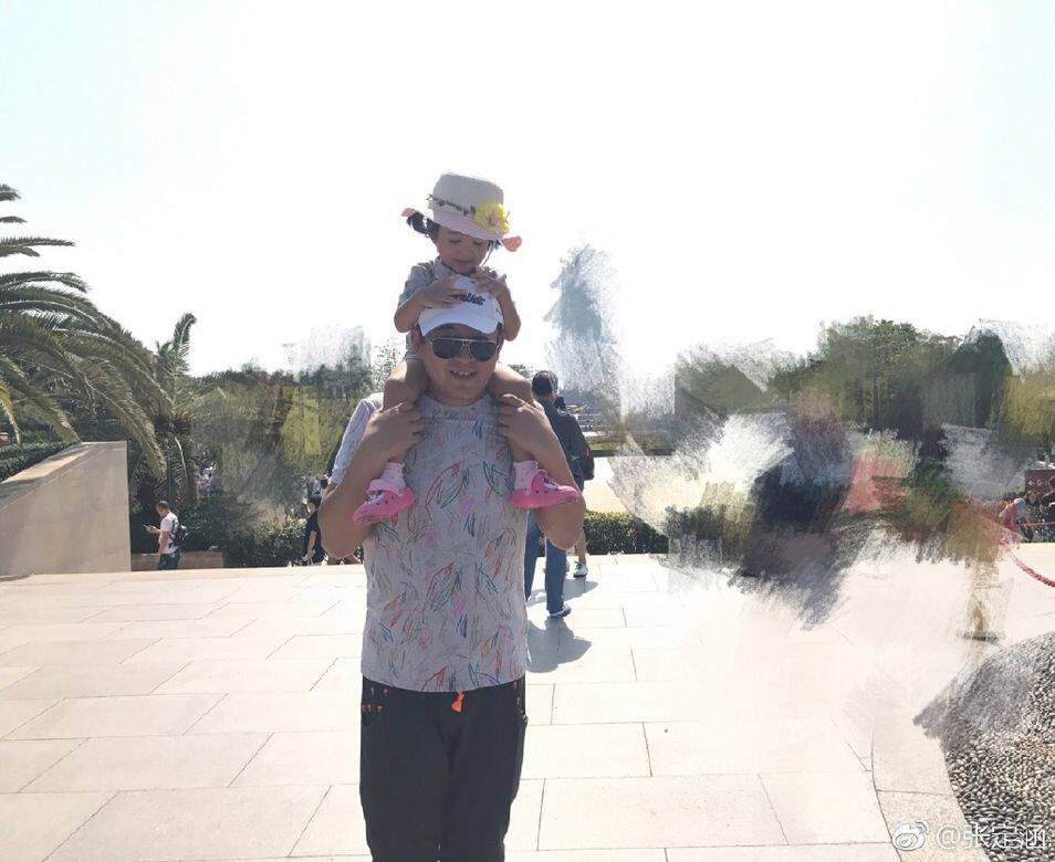 3年前,張定涵為丈夫誕下女兒,50歲「老來得女」的王志飛常常在社交媒體 3年前,張定涵為丈夫誕下女兒,50歲「老來得女」的王志飛常常在社交媒體