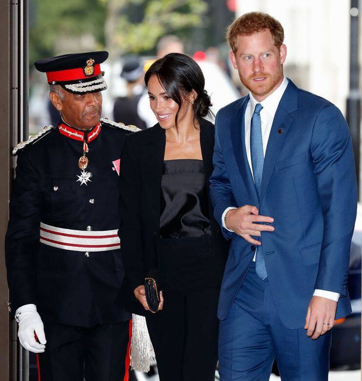 上週,這對新婚夫婦參加了倫敦WellChild慈善活動。穿著黑色Altuzarra西裝褲搭配Stella McCartney 上週,這對新婚夫婦參加了倫敦WellChild慈善活動。穿著黑色Altuzarra西裝褲搭配Stella McCartney
