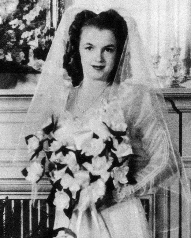 1942 Norma Jeane(即瑪麗蓮夢露)瑪麗蓮夢露(後來改名為Norma Jeane)16歲於與Jim Dougherty結婚,她 1942 Norma Jeane(即瑪麗蓮夢露)瑪麗蓮夢露(後來改名為Norma Jeane)16歲於與Jim Dougherty結婚,她
