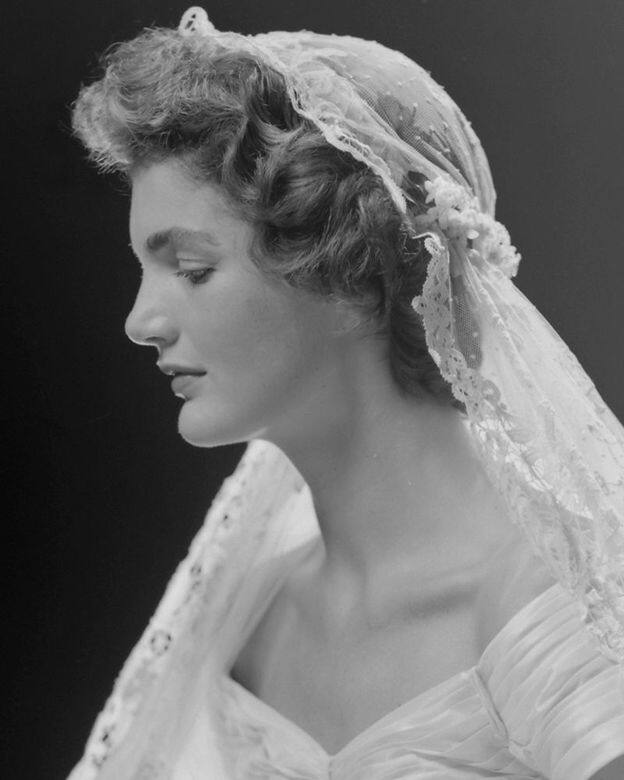 1953Jacqueline KennedyJackie O與甘迺迪的婚禮中，她選擇了自然而優雅的外觀，穿上Ann Lowe典雅