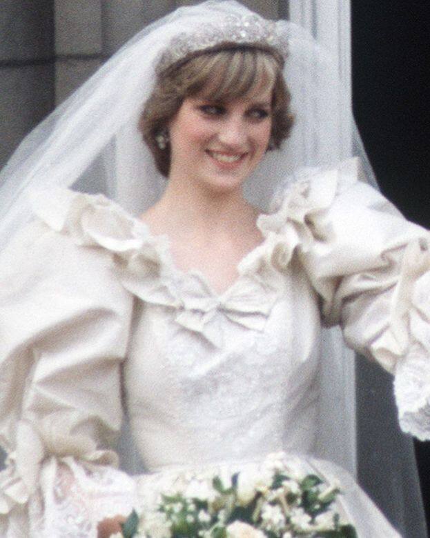 1981 戴安娜皇妃戴安娜王妃穿上可以說是歷史上最誇張豪華的婚紗，為了