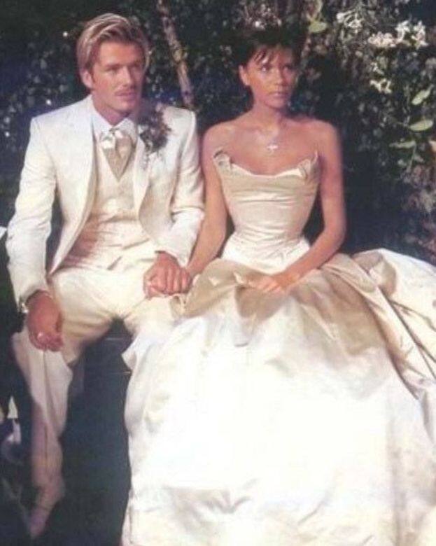 1999 Victoria BeckhamVictoria Beckham與碧咸的婚禮中，選擇穿上的新潮上衣配上公主式下擺，由Vera Wang
