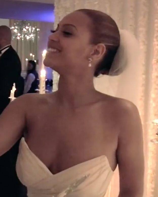 2008 Beyoncé與平常的她不一樣，Beyoncé在與Jay-Z的婚禮上選擇優雅浮誇的婚紗，配上