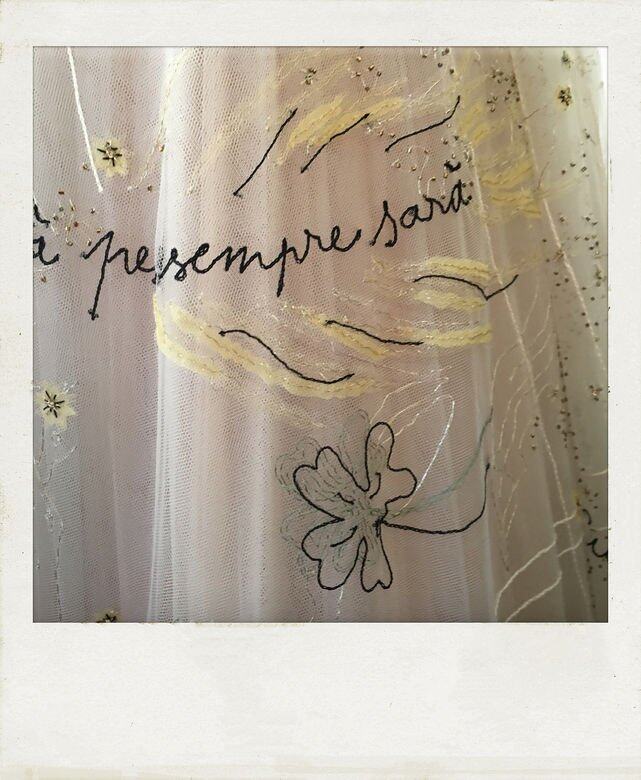 以及在禮服肩帶上繡有婚禮日期等小巧思,不只突顯Chiara Ferragni的優雅氣質也 以及在禮服肩帶上繡有婚禮日期等小巧思,不只突顯Chiara Ferragni的優雅氣質也