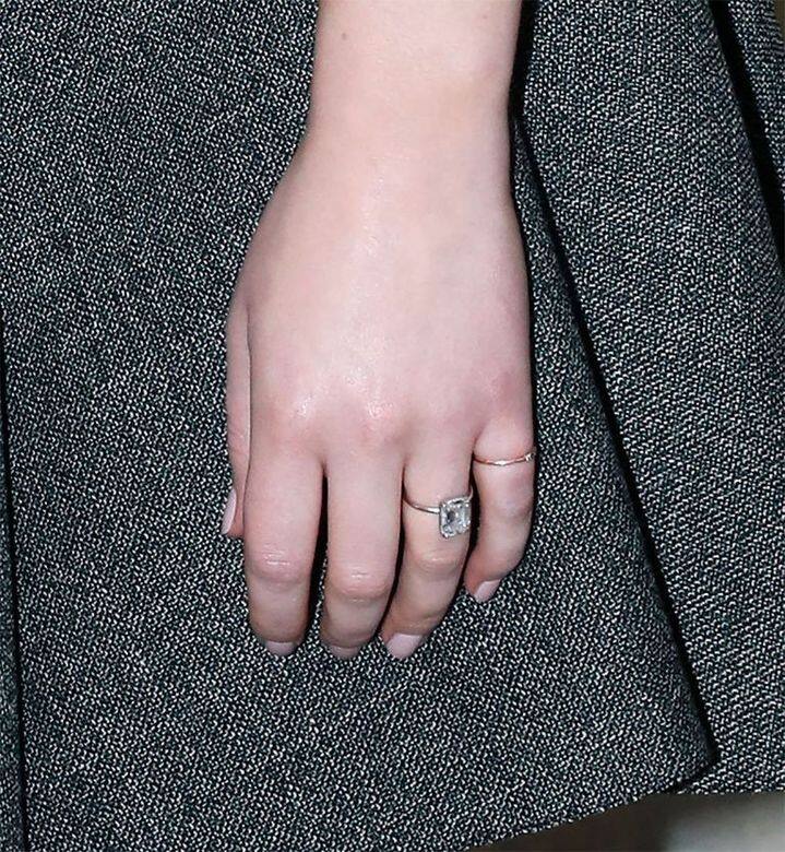 那戒指是什麼樣的？它是祖母綠形狀，絕對是鑽石。 ELLE.com要求幾位鑽石專家