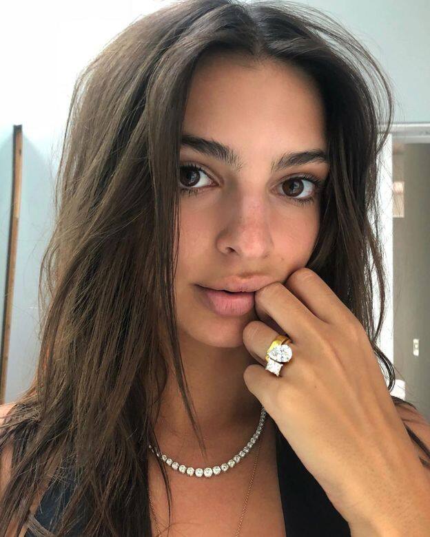 Emily Ratajkowski閃婚4個月後突然在IG公開求婚戒指，這枚超巨型雙鑽戒原來是Emily