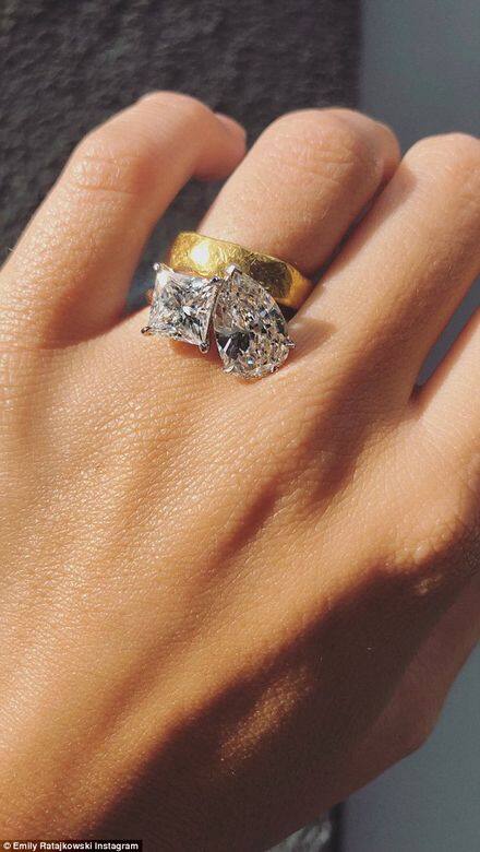 這枚求婚戒指由兩顆分別2卡的方形鑽石和3卡的梨形鑽石組成，在黃