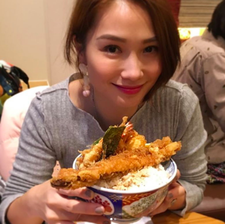 不過袁彩雲要品嚐美食又怎需自己動手呢 不過袁彩雲要品嚐美食又怎需自己動手呢