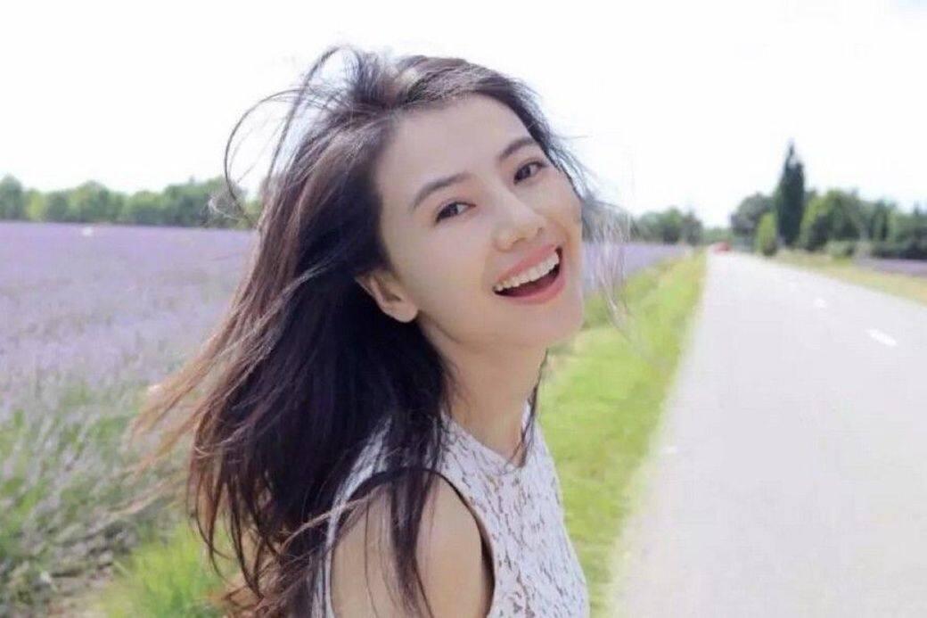 有了固定的家,高圓圓的內心安穩下來,她發現在任何地方醒來,都是可以 有了固定的家,高圓圓的內心安穩下來,她發現在任何地方醒來,都是可以