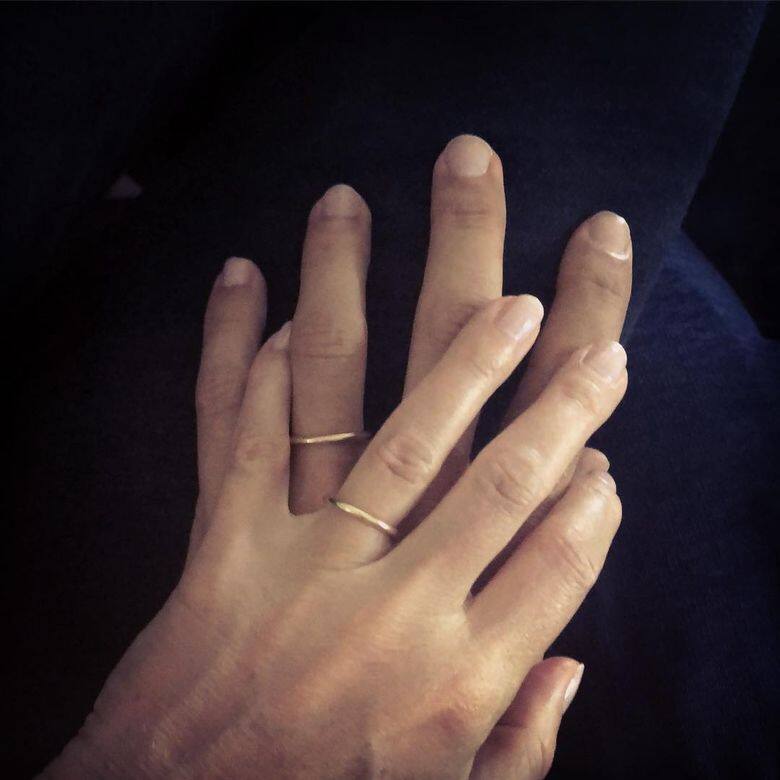 Gwyneth Paltrow、Brad Falchuk結婚：婚戒Gwyneth Paltrow在IG分享了她的結婚戒指，她將手放在老公的手