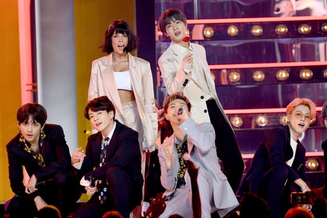 Halsey在BTS歌曲“Boy With Luv”中的特色於4月12日發布，音樂視頻視頻隨後播出超