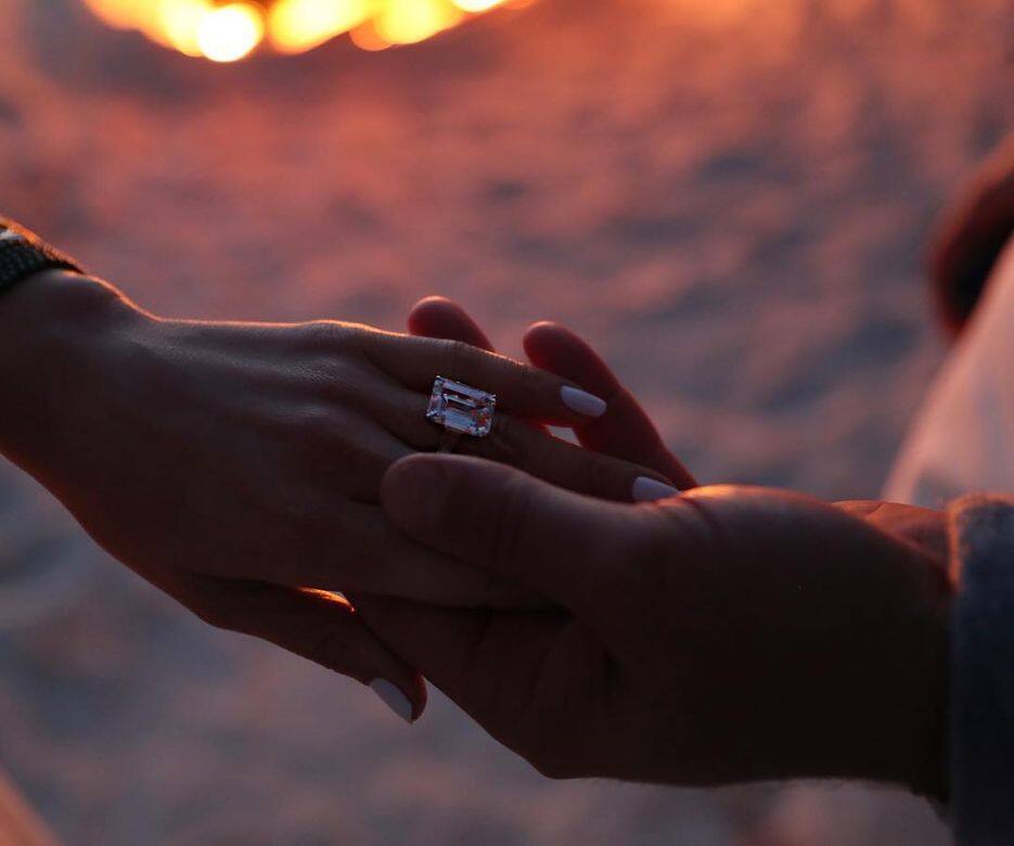 Jennifer Lopez 跟 A-Rod 同步在社交網貼出手牽手的照片宣布訂婚
