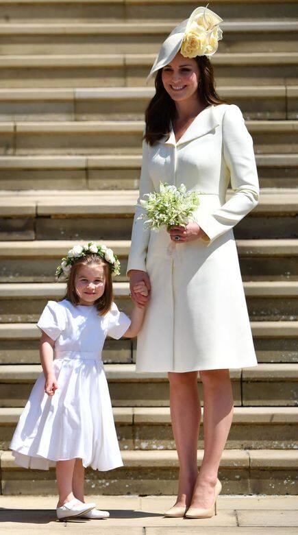 最近在哈里王子和Meghan Markle的婚禮上就穿了一件簡單的米黃Alexander McQueen大衣、Phillip Treacy
