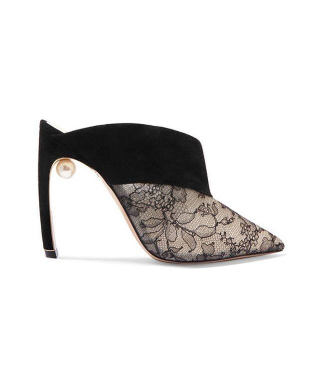 Nicholas KirkwoodMira faux pearl-embellished suede and lace mules, £325(約港幣$3,250) Nicholas KirkwoodMira faux pearl-embellished suede and lace mules, £325(約港幣$3,250)