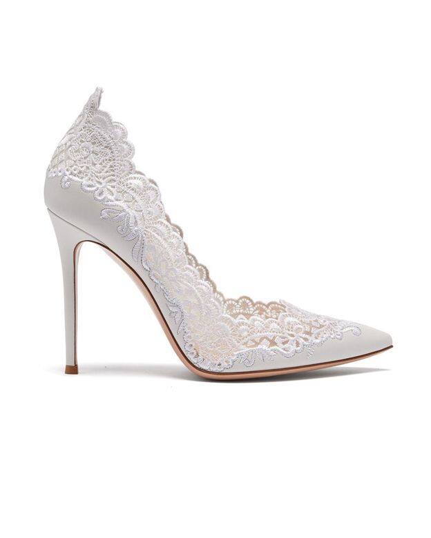 Gianvito RossiEmbroidered-lace 105 leather pumps, £990(約港幣$9,900) Gianvito RossiEmbroidered-lace 105 leather pumps, £990(約港幣$9,900)