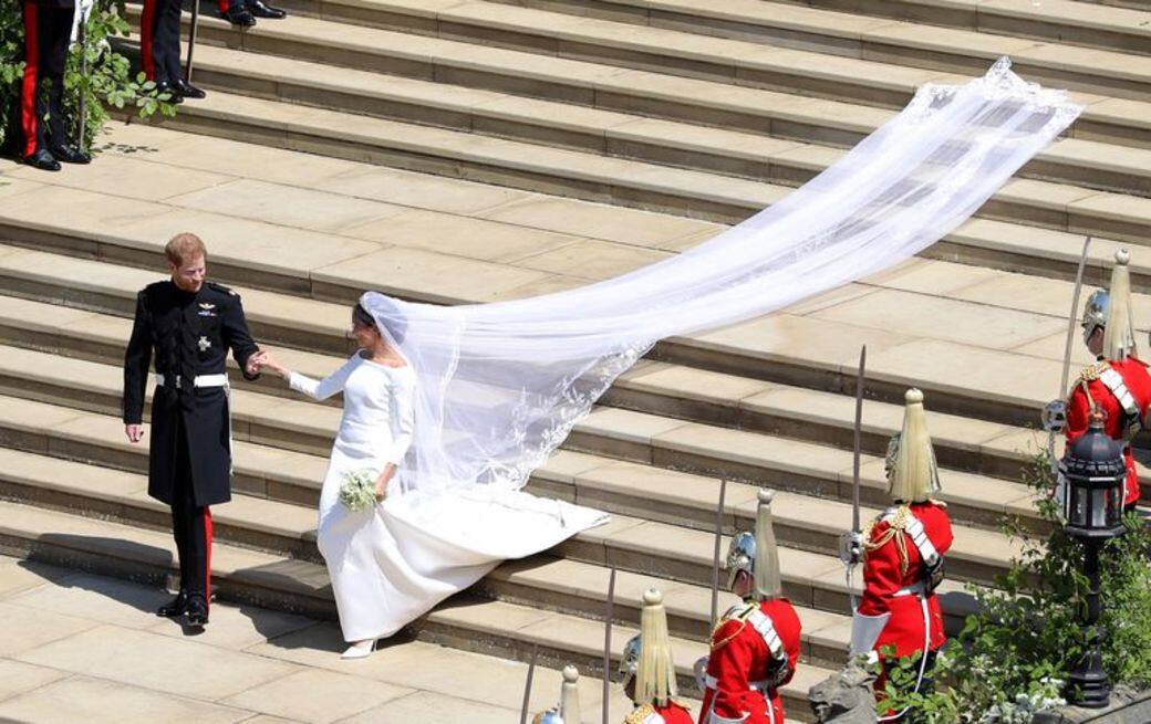 幾乎每件皇室婚禮的婚紗都是由婚紗設計師親自設計，Meghan Markle結婚時穿的