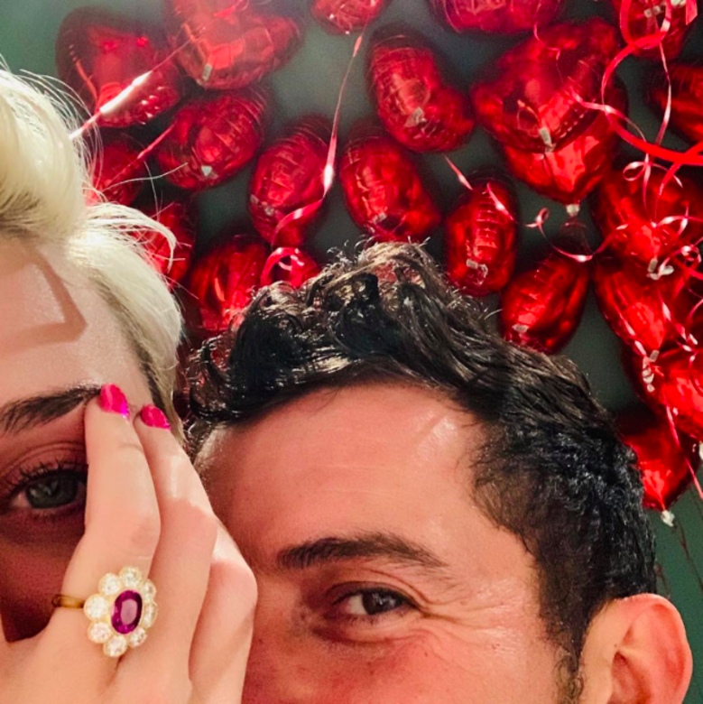 Orlando Bloom和女友Katy Perry在情人節宣佈訂婚，背景還有很有心形氣球，求婚過程應
